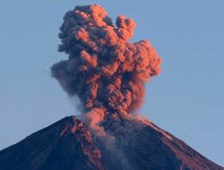 Gunung Semeru Kembali Erupsi Semburkan Abu Vulkanik Setinggi 600 Meter di Atas Puncak