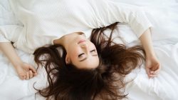Jarang Diketahui, Ini 5 Manfaat Tidur Tanpa Bantal untuk Kesehatan!