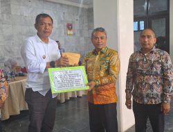 Di Hardiknas, Pj Wali Kota Akbar Ali Sampaikan Langsung Bantuan Pelajar Parepare untuk Korban Bencana di Tator