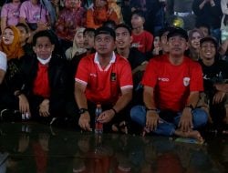Camat Ujung Pandang dan Wali Kota Makassar Nobar Indonesia vs Irak Bersama Warga