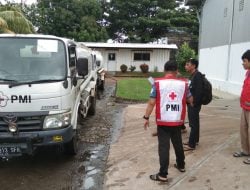 Bencana Banjir dan Longsor di Sejumlah Daerah, PMI Sulsel Turunkan Bantuan Hingga Relawan Bantu Evakuasi Warga  