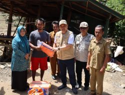 Kunjungi Warga yang Rumahnya Roboh Terseret Banjir Bandang, Andi Bataralifu Semangati Warga Korban Banjir