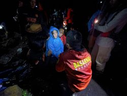 Tim SAR Evakuasi Pendaki Perempuan yang Alami Cedera di Pos 9 Gunung Bawakaraeng