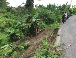 Dinas PUPR Mamuju Tinjau Jalan Poros Sese yang Longsor