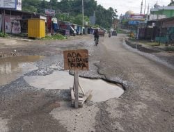 Hati-hati Ada “Lubang Buaya” di Jalan Abd Malik Pattana Endeng di Mamuju