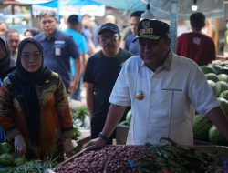 Pastikan Inflasi Terkendali, Pj Gubernur Sulbar Bersama Bupati Mamuju Temui Pedagang Pasar