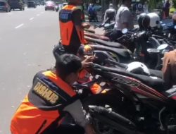Dishub Makassar Kempisi Ratusan Motor yang Kedapatan Parkir di Bahu Jalan