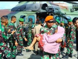 TNI-AU Evakuasi 103 Warga Korban Banjir dan Tanah Longsor pada Tiga Desa Terisolir di Luwu