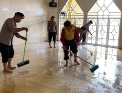 H+3 Pasca Banjir Siwa, Brimob Bone Fokus Bersihkan Fasilitas Umum dan Bantu Salurkan Sembako
