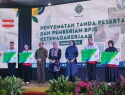 Menteri Tenaga Kerja Serahkan Kartu BPJS Ketenagakerjaan pada Pembukaan Pelatihan BBPVP Makassar