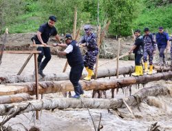 Pastikan Ketersediaan Bahan Pangan Warga Korban Bencana, Pj Gubernur Bahtiar Seberangi Deras Arus Sungai