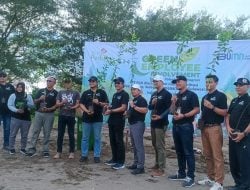 300 Karyawan PLN UID Sultanbatara Bersihkan Pantai Barombong 