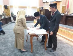 Walikota Makassar Menandatangani Naskah Rekondasi Pansus DPRD Makassar