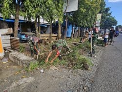 Jelang Idul Adha, Babinsa Koramil Mare Bersama Warga Gotong Royong Bersihkan Saluran Drainase