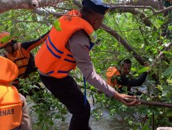 Tim SAR Brimob Bone Lakukan Pencarian Korban Hilang Usai Perahu Tabrak Batang Pohon