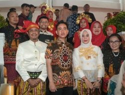 Wapres Terpilih Gibran Rakabuming Berfoto Bersama Kontingen Makassar di Karnaval Budaya APEKSI XVII