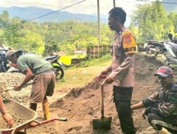 Tunjukkan Kehadiran Polri: Bhabinkamtibmas Polres Tana Toraja Gotong Royong Bangun Pastori Gereja