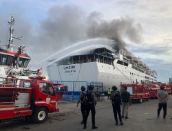 Polisi Pasang Police Line dan Larang Penumpang Ambil Barang di Kapal KM Umsini Pasca Terbakar di Pelabuhan Makassar
