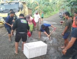 Tak Diperhatikan Pemerintah, Warga Pamombong dan Simbuang II di Mamuju Perbaiki Jalan Secara Swadaya