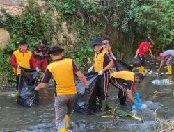 Sambut HUT Bhayangkara Ke-78, Polres Tator Bersihkan Sungai