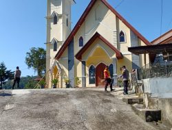 Sambut HUT Bhayangkara, Polres Tator Bhaksos Bersihkan Rumah Ibadah