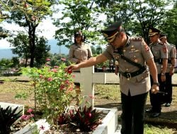 Sambut HUT Bhayangkara ke-78, Kapolres Tator Pimpin Ziarah dan Tabur Bunga di TMP Buntu Leppong