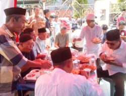 Merakyat Tanpa Sekat, Pj Wali Kota Parepare Ikut Berbaur Makan Siang Bersama Masyarakat di Masjid Raya