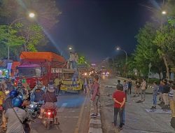 Puluhan Mahasiswa di Makassar Tutup Jalan hingga Malam Hari, Sikapi Isu Tapera hingga Perampasan Tanah Adat Papua