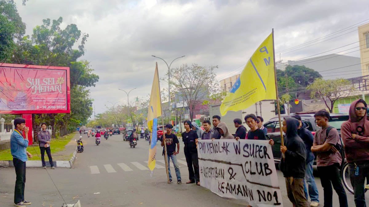 kader Pergerakan Mahasiswa Islam Indonesia (PMII) Cabang Kota Makassar menggelar aksi unjuk rasa di depan Kantor Gubernur Sulawesi Selatan, Jl. Urip Sumoharjo, Kota Makassar.(24/06/24)