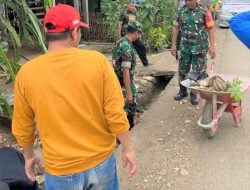 Ciptakan Lingkungan Bersih dan Sehat, Babinsa dan Masyarakat Tonrokassi Gelar Kerja Bakti