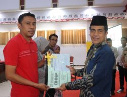 Wakil Bupati Kepulauan Selayar Serahkan SPPT dan PBB-P2 2024 kepada Lurah dan Kepala Desa