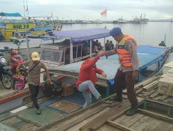 Satpolairud Polres Pelabuhan Makassar Bantu Penumpang Kapal Tradisional