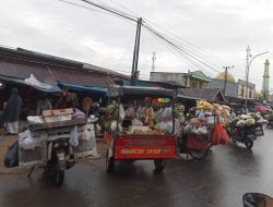 Para Pedagang Masih Gelar Lapak di Poros Pallangga Gowa 