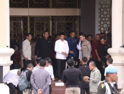 Antusias Warga Bantaeng saat Presiden Jokowi Sholat Jum’at di Masjid Syekh Abdul Gani 