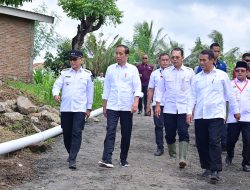 Kunjungi Desa Layoa Bantaeng, Presiden Jokowi Jalan di Atas Slag Nikel Huadi Group 