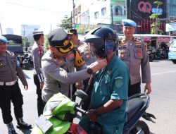 Ops Patuh 2024, Kapolres AKBP Restu Wijayanto Bagikan Helm Gratis dan Coklat ke Pengendara