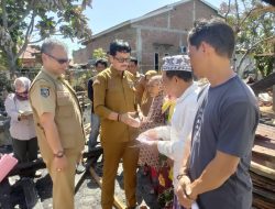 Sekda Pinrang Serahkan Bantuan ke Warga Korban Kebakaran di Rubae