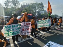 Soroti Dosen Arogan Hingga Jas Almamater Mahal, Mahasiswa UNM Demo Tutup Jalan