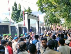 Tuntut Keadilan dan Penuntasan Korupsi, Demonstran Lumpuhkan Jalan Nasional Depan Kejari Bantaeng 