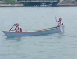 Viral 2 Siswa Di Bone Naik Perahu Demi Bisa Ke Sekolah