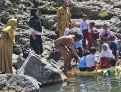 Usai Menantang Bahaya Seberangi Sungai, Murid di Dusun Useng Kembali Harus Berjalan Kaki 1,5 Km ke Sekolah