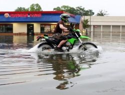 Cara Aman Melewati Genangan Air Saat Berkendara Motor