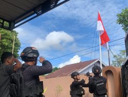 Bulan Kemerdekaan RI, Brimob Bone Gencar Patroli Imbau Warga Kibarkan Bendera Merah Putih