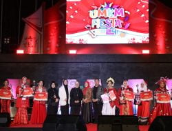 Ketua TP PKK Kecamatan se-Kota Makassar Pamerkan Produk UMKM Lewat Fashion Show di UMKM Fiesta 2024