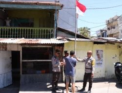 Semarakkan HUT RI 79, Polres Pelabuhan Makassar Bagikan Bendera Merah Putih