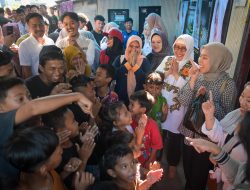 Indira Yusuf Ismail Tinjau dan Salurkan Bantuan untuk Korban Kebakaran di Pemukiman Bara-barayya