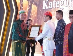 Kabag SDM RS Regional Hasri Ainun Habibie Dianugerahi Nakes Teladan Tingkat Nasional Tahun 2024