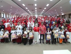 Bentuk Perhatian ke Anak Satgas Kebersihan, Pj Sekda Kota Makassar Serahkan Bantuan Pendidikan