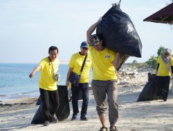 Indosat Dukung Pengendalian Pencemaran Sampah Laut Melalui Aksi Bersih Pantai di Pulau Lae-lae