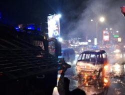 Pendemo Tolak Dinasti Jokowi di Makassar Berujung Bentor Dengan Polisi, Satu Mobil Terbakar